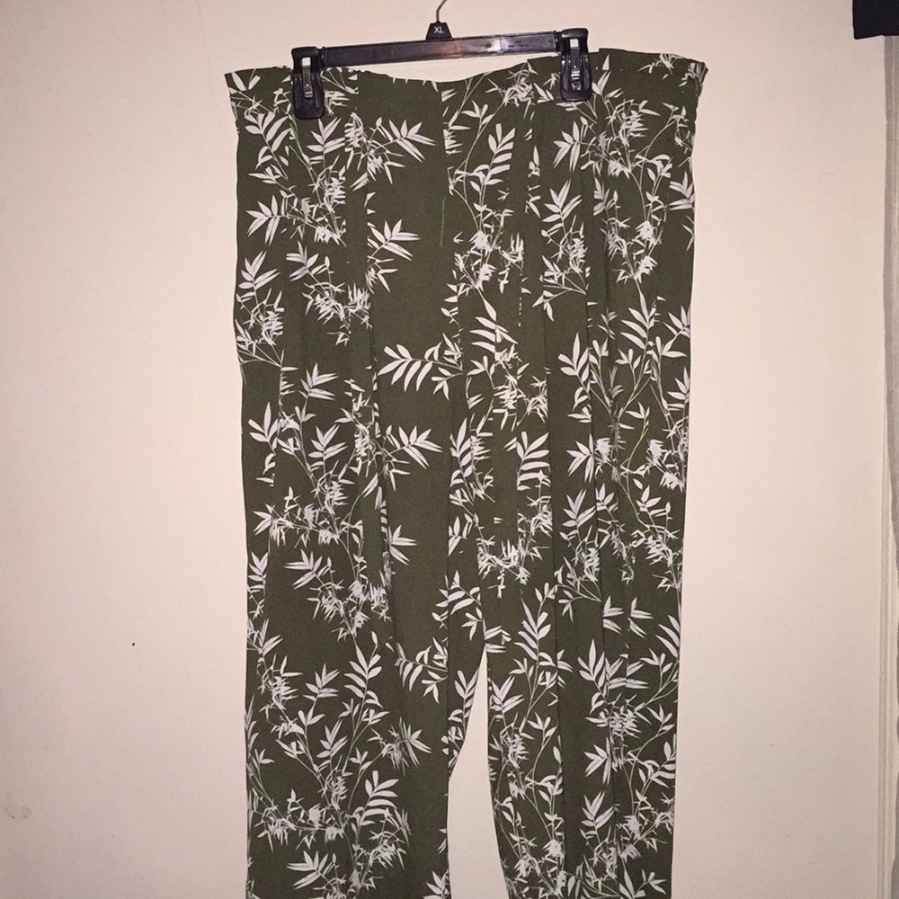 Worthington Green and White Patterned Capris